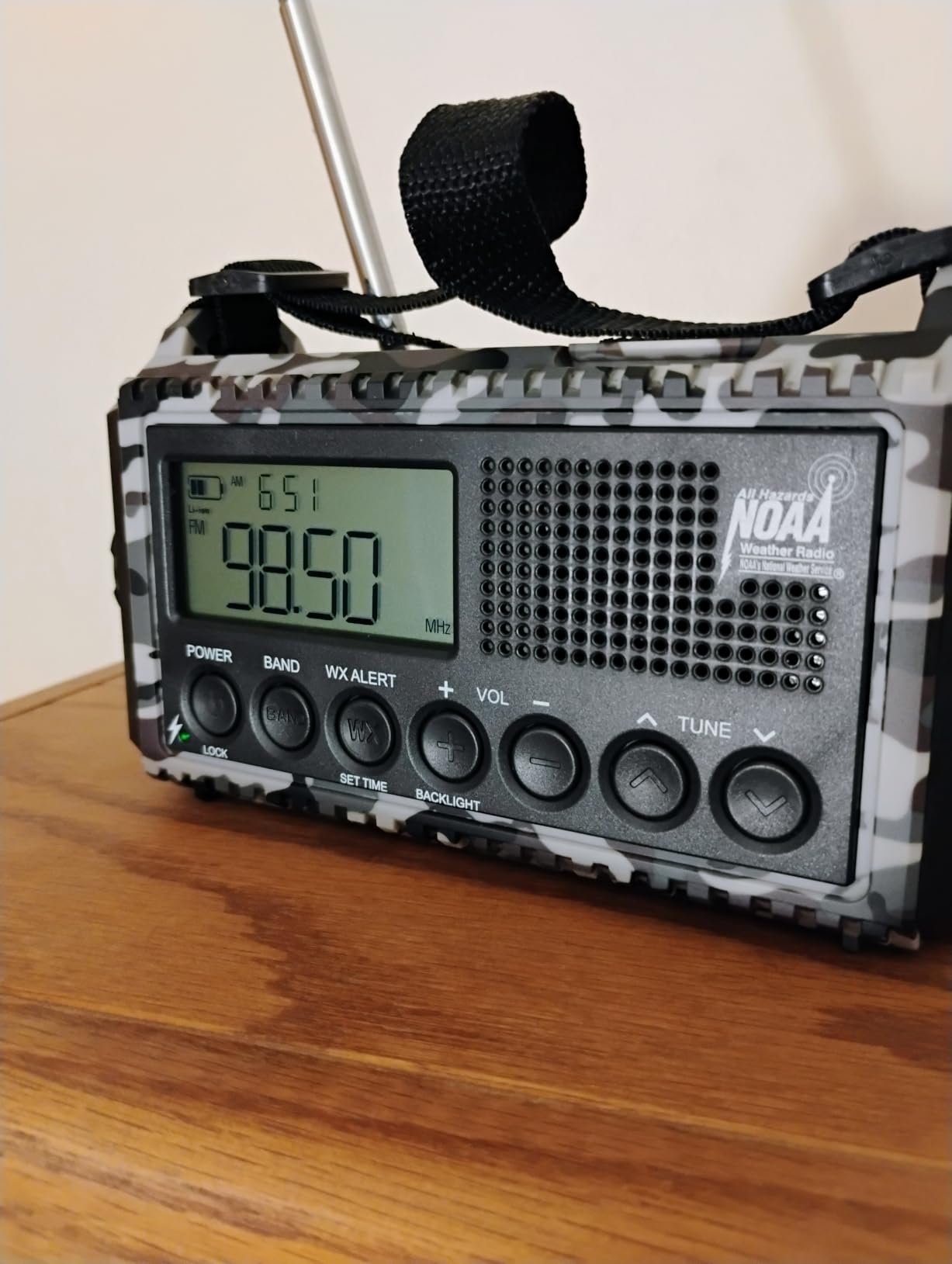 Raynic Weather Radio, 5000mAh/18500mWh NOAA Weather Radio, Solar Hand Crank Emergency Radio with AM/FM/SW/NOAA Weather Alert, Flashlight, Reading Lamp, Cell Phone Charger and SOS Siren customer photo 1