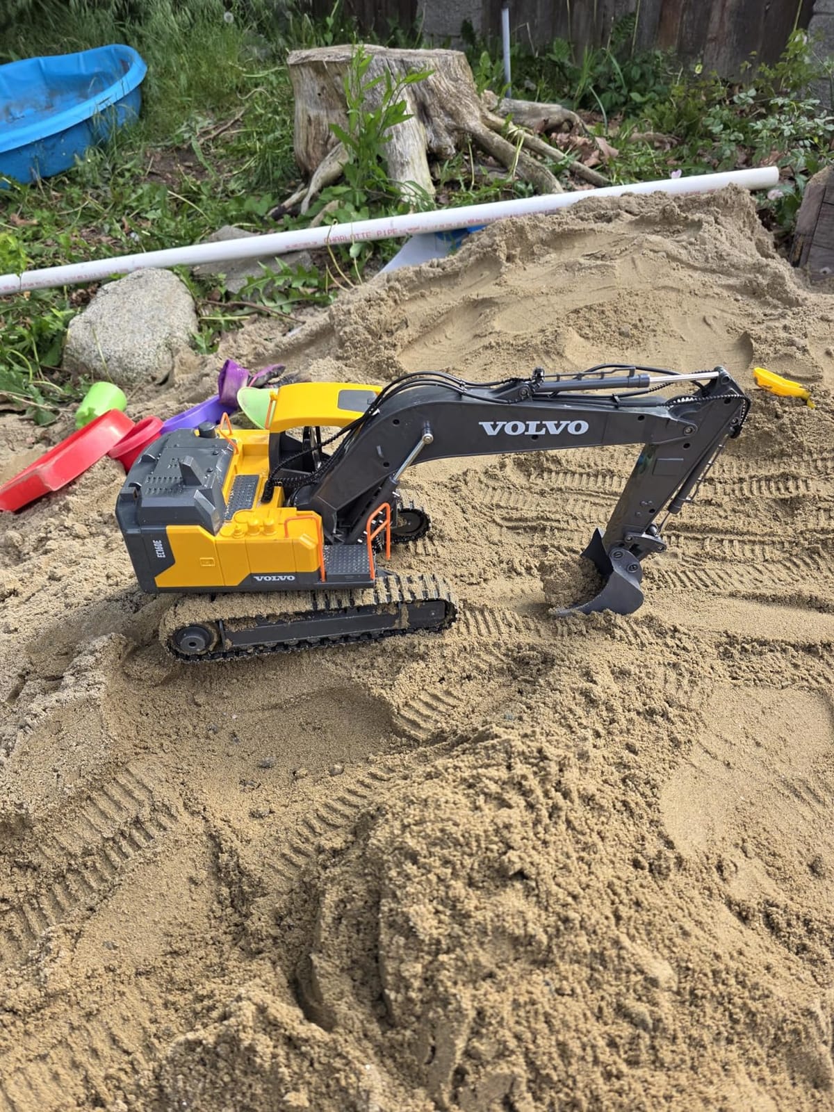Double E Volvo 1:16 Scale Remote Control Excavator, 17 Channel 3-in-1 Construction Toy with Metal Shovel, Drill, Grab & Lights, 2.4GHz Full Function Digger for Outdoor Sandbox, Gift for Kids & Adults customer photo 2