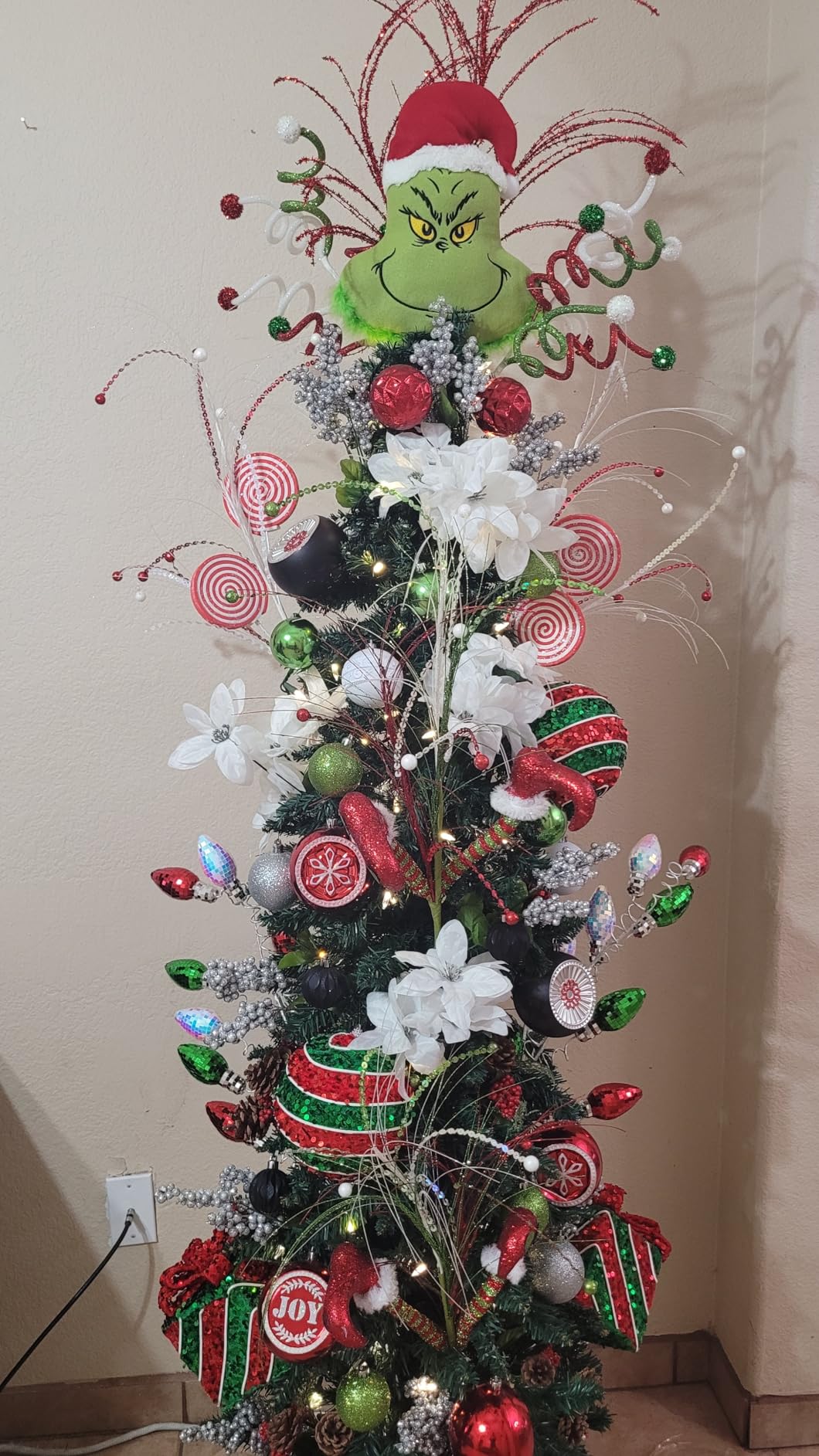 Giantex, Green Artificial Pencil Christmas, Premium Hinged Pine Tree with Solid Metal Legs, Perfect for Home, Shops and Holiday Decoration, (5FT) (Artificial Pencil Christmas Tree) customer photo 1