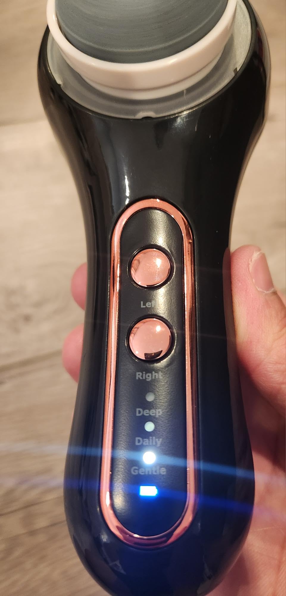 UMICKOO Electric Facial Cleansing Brush, 2-Way Rotating Face Scrubber for Daily & Deep Cleaning, 3 Modes, 5 Brush Heads, Rechargeable, IPX7 Waterproof for All Skin Types customer photo 1