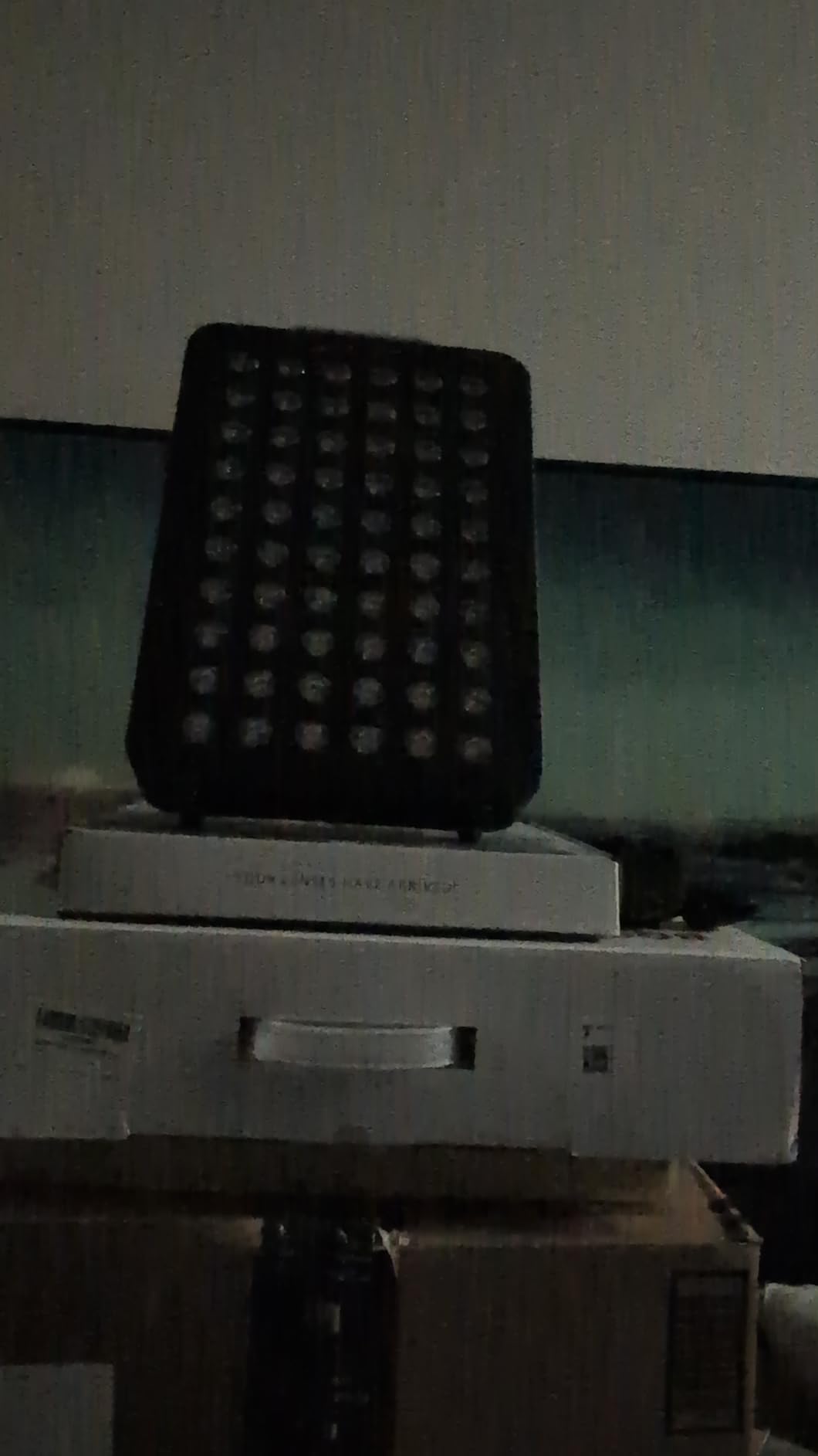 BestQool Red Light Therapy Panel, 660nm Red & 850nm Infrared Light, 105W customer photo 1