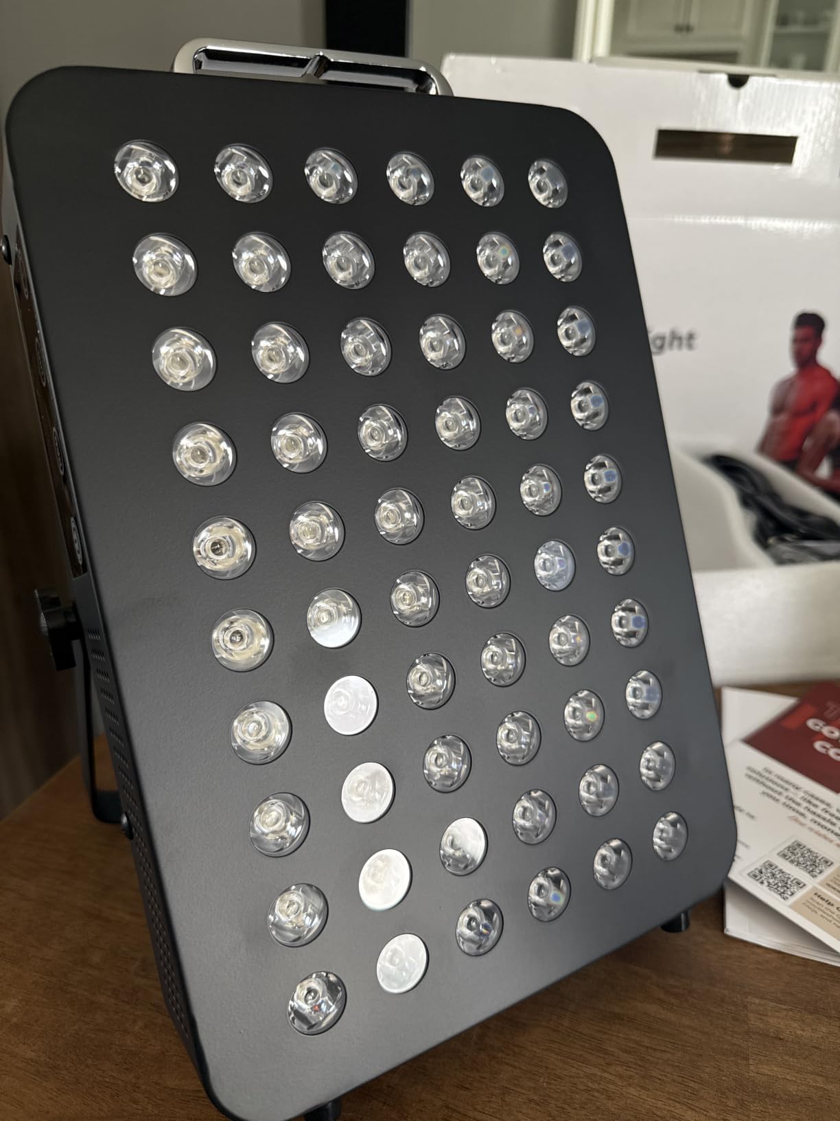 BestQool Red Light Therapy Panel, 660nm Red & 850nm Infrared Light, 105W customer photo 2