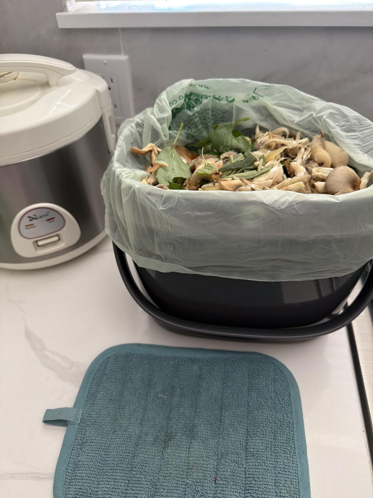 OXO Good Grips Easy-Clean Compost Bin, Charcoal, 1.75 Gal/6.62 L customer photo 1