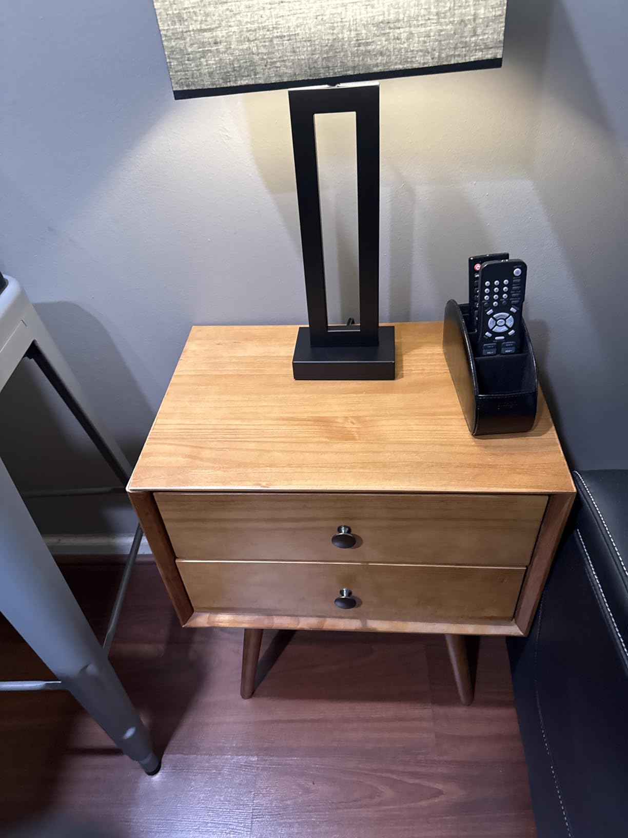 Poly & BARK Dorsey Nightstand - Mid-Century Modern Nightstand – Solid Wood Bedside Table with 2 Drawers, Acorn Walnut Finish, 23.5