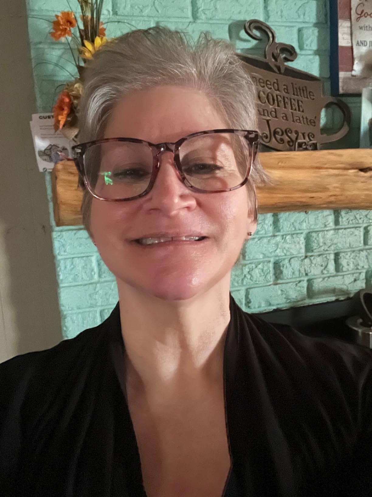 YEIN Bifocal Reading Glasses with Blue Light Blocking Lenses, Bifocal Reader for Women and Men, Vintage Square frame with Spring Hinge (+0.50/+2.50 magnification) customer photo 1