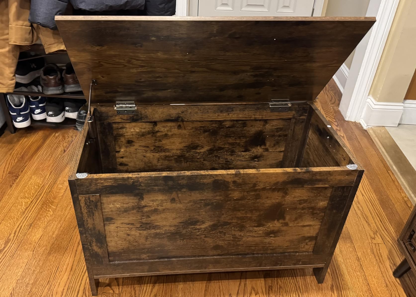 HOOBRO Toy Box, Retro Wooden Look Storage Chest with Safety Hinge, Entryway Storage Bench Supports 220 lb, 29.9 x 15.7 x 18.9 Inches Toy Chest Organizer, Easy Assembly (Rustic Brown) BF75CW01G2 customer photo 1