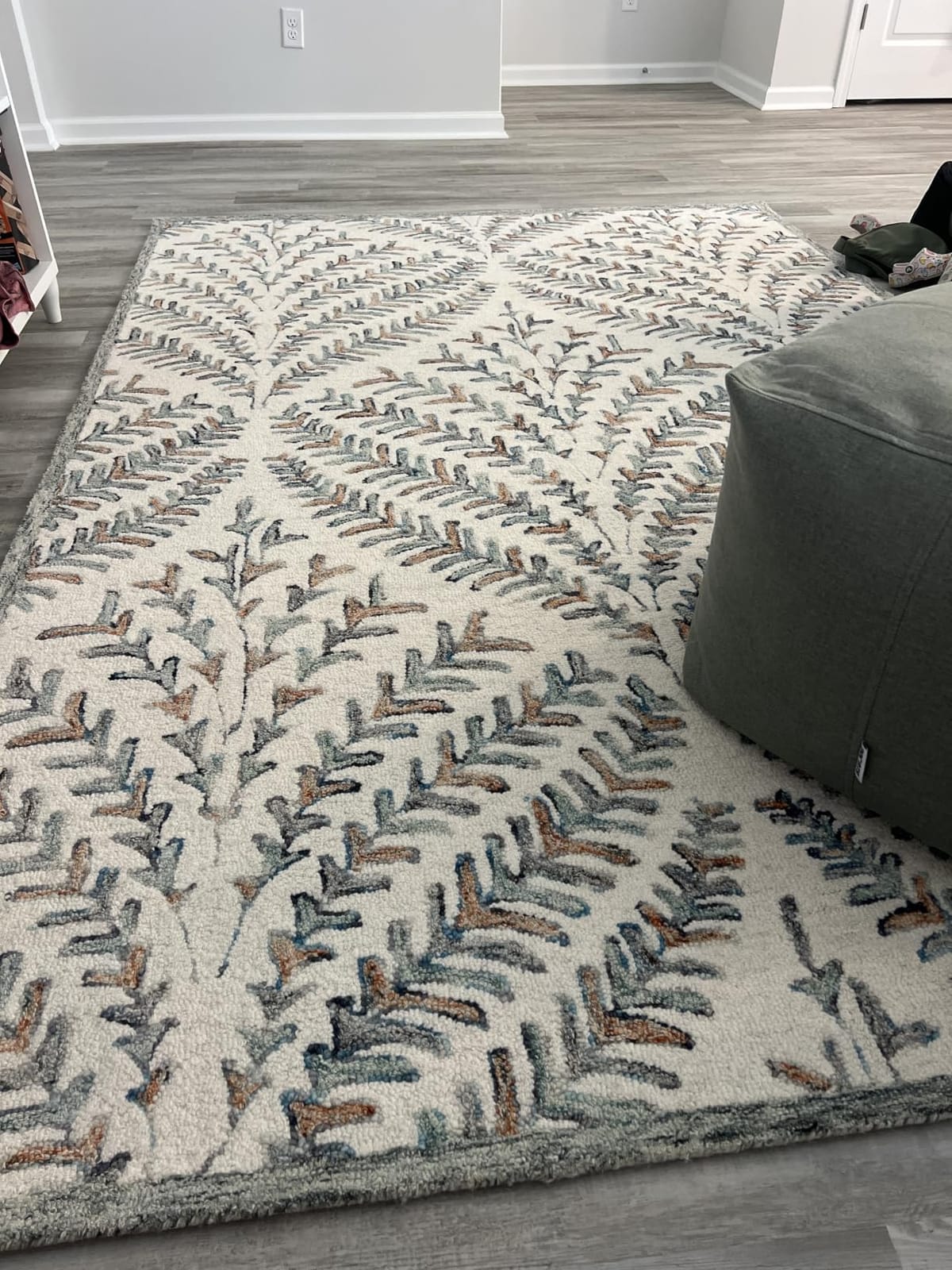 SAFAVIEH Capri Collection Area Rug - 5' x 8', Ivory & Blue, Handmade Wool, Ideal for High Traffic Areas in Living Room, Bedroom (CPR208A) customer photo 1