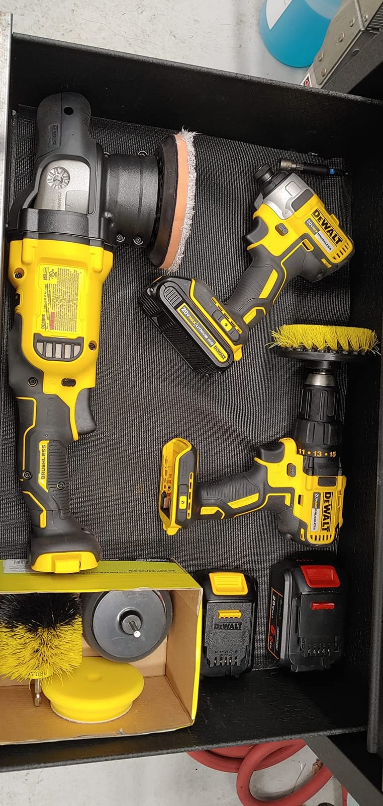 DEWALT 20V MAX* XR Cordless Polisher, Variable-Speed, Random Orbit, 5-Inch, Tool Only (DCM848B) customer photo 2