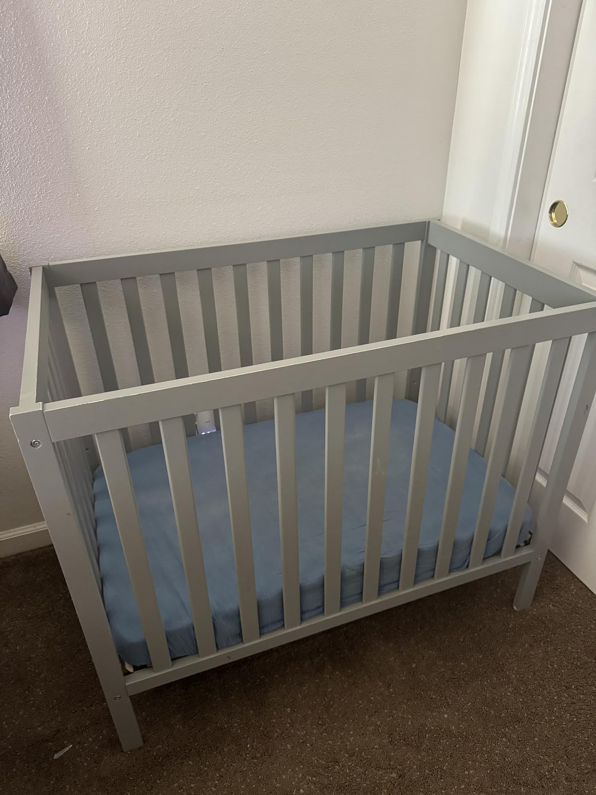 Dream On Me Edgewood 4-in-1 Convertible Mini Baby Crib in Cool Grey, GreenGuard Gold & JPMA, Non-Toxic, Compact 40×25×33″ Design, Converts to Mini Daybed & Twin Bed, 1″ Mattress Pad customer photo 1