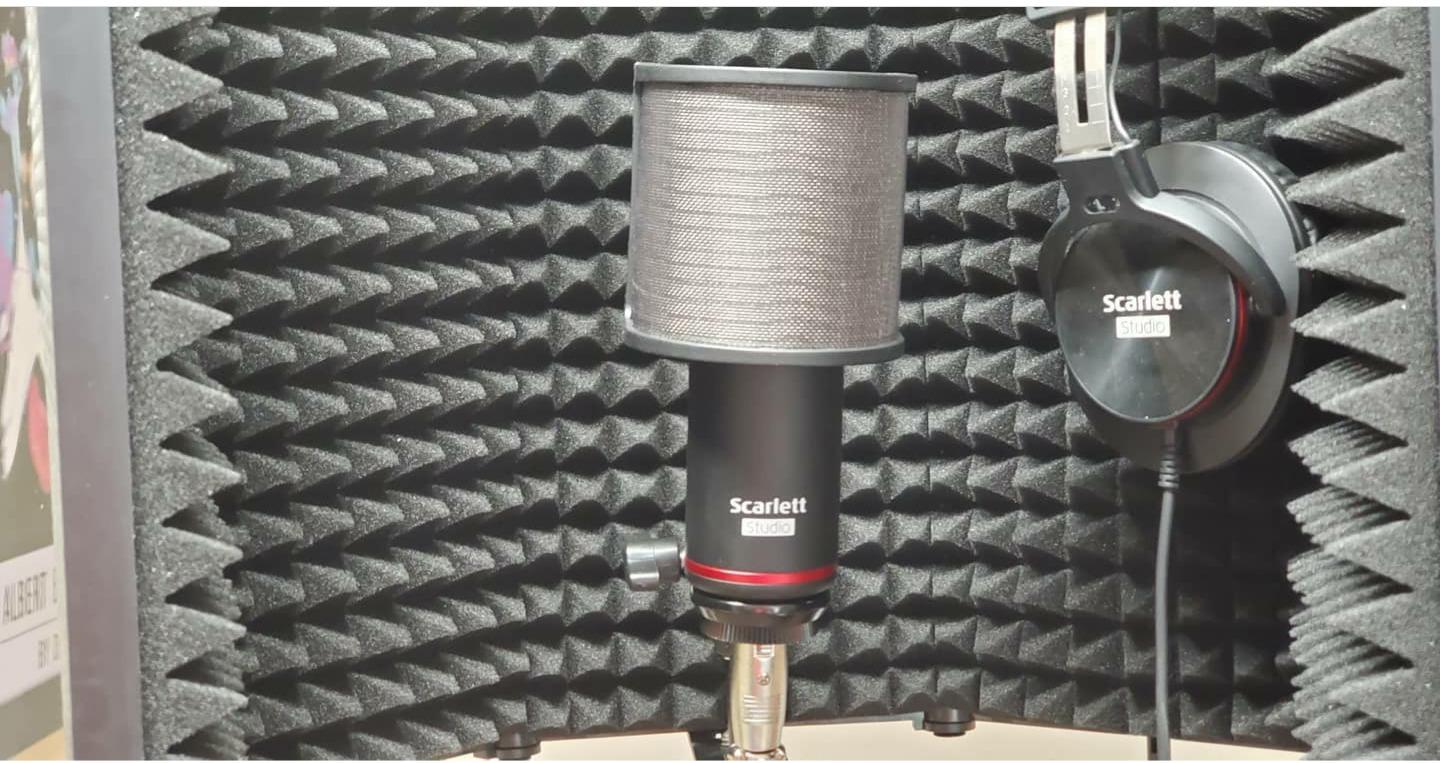 Moukey Microphone Insulation Sound Insulation Sound Shield Isolation, 5 Sides Microphone Sound-Absorbing Foam Reflector for Recording Studio, Podcasts, Vocals and Broadcasting customer photo 1