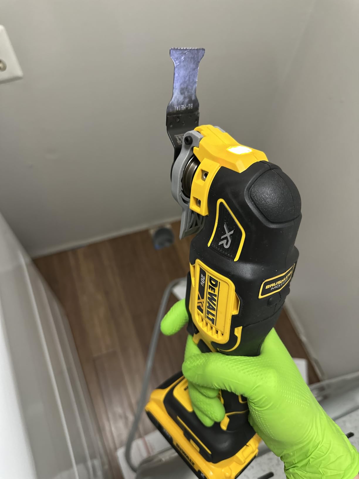 DEWALT 20V MAX XR Oscillating Tool Kit with Blades, 3 Speed Cordless Brushless Multitool, Up to 20,000 OPM, LED Light, Battery and Charger Included (DCS356C1) customer photo 2