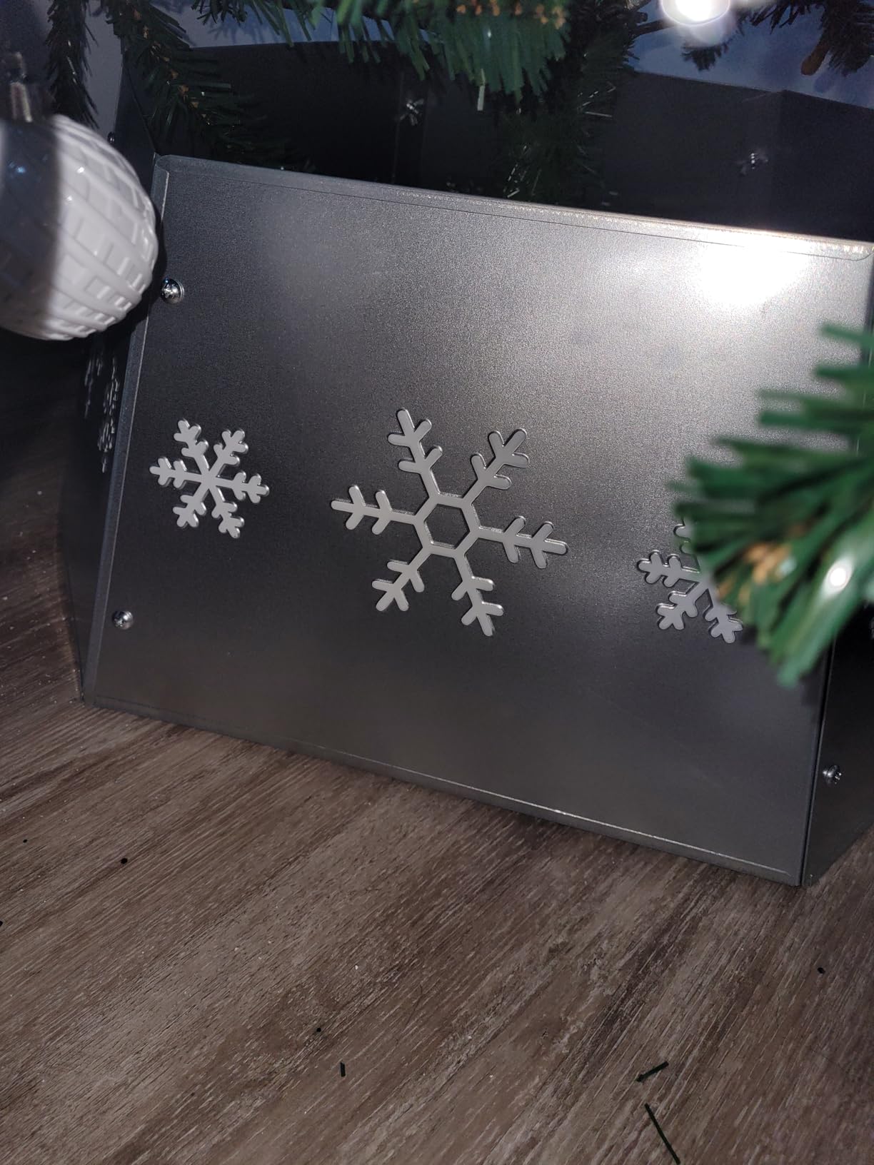 Blissun Metal Christmas Tree Ring, Christmas Tree Collar with Printed Snowflake, Willow Tree Skirt Base Stand for Christmas Tree Decorations (Silver) customer photo 1