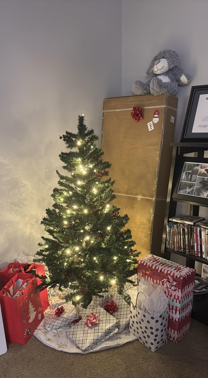 Best Choice Products 6ft Pre-Lit Pre-Decorated Artificial Christmas Tree Spruce w/Twinkling LEDs Pinecones, Berries, 250 Lights, w/ 798 Tips customer photo 2