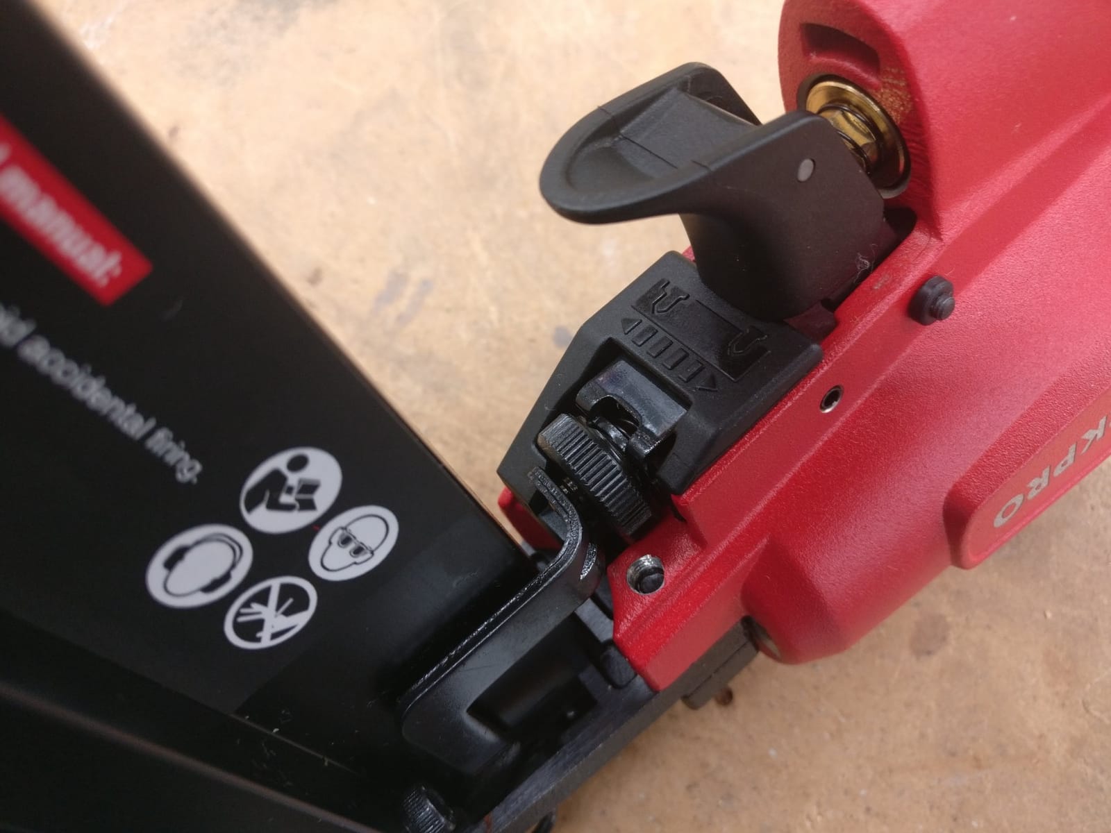 WORKPRO 2-in-1 Pneumatic Brad Nailer/Staple Gun, 18 GA customer photo 2