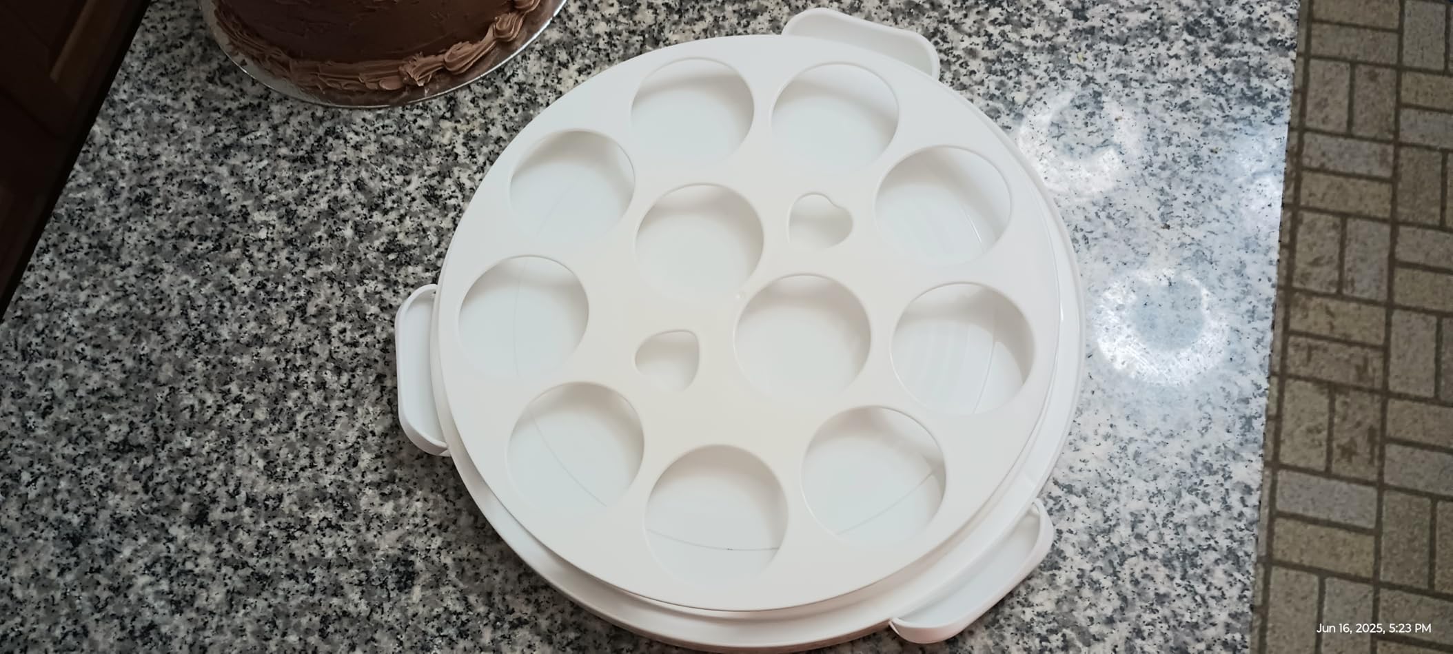 Yesland Cake Carrier with Collapsible Handle - White Cake Container and Holder with Lid - Portable Plastic Round Cake Cover for 10 inch Cake, Pies, Cookies, Nuts, Muffins, Cupcakes and Fruit customer photo 1