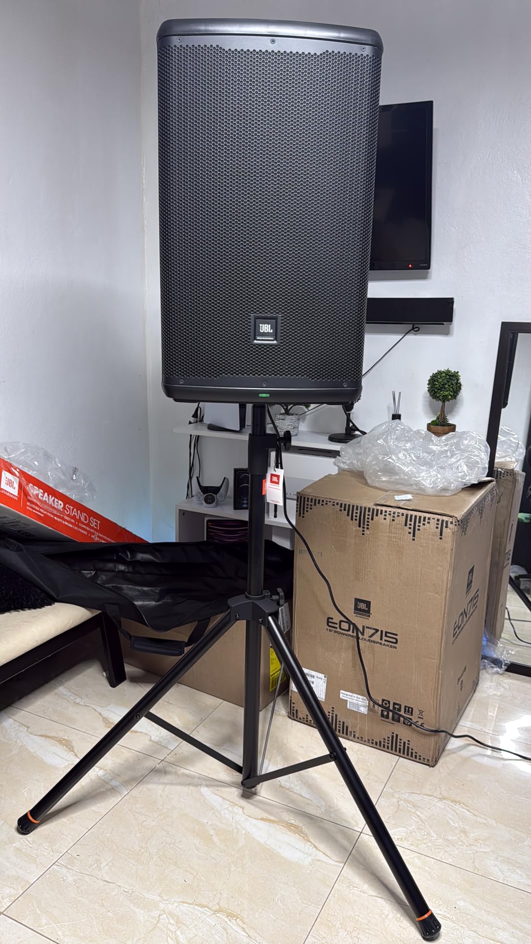 JBL Professional EON712 Powered PA Speaker, Loudspeaker with Bluetooth, 12 inch,1300 Watt, Corded Electric, Black customer photo 2