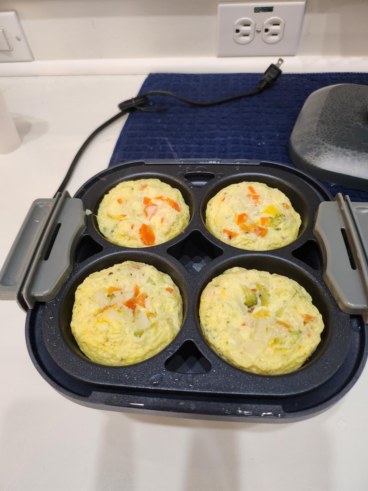 Hamilton Beach 6-in-1 Electric Egg Cooker for Hard Boiled Eggs, Sous Vide Style Egg Bite Maker and Poacher, 5.25” Non-Stick Skillet for Omelets, Scrambling & Frying, Grey (25510) customer photo 2