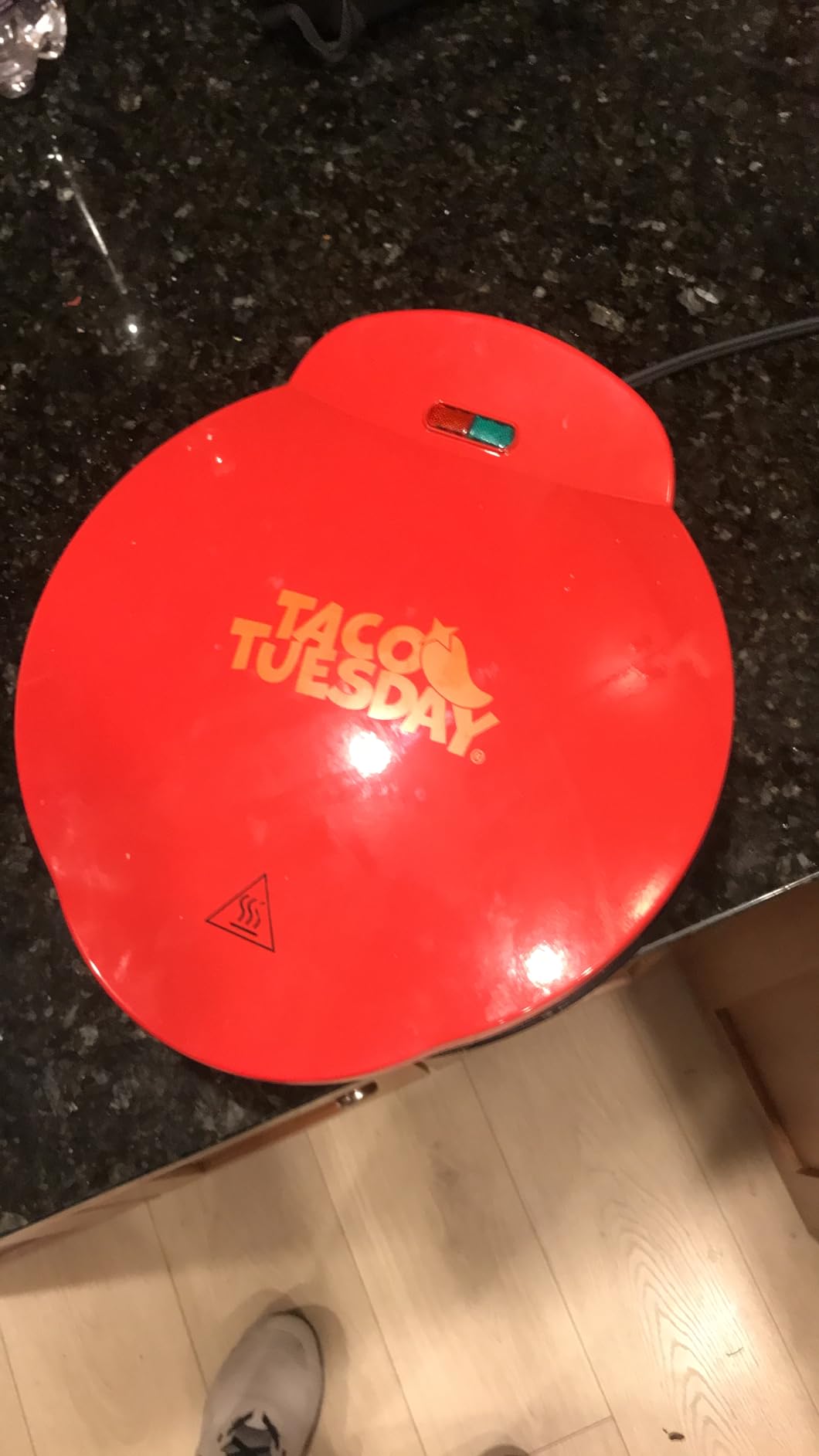 Taco Tuesday Deluxe 10-inch 6-Wedge Electric Quesadilla Maker with Extra Stuffing Latch, Red customer photo 2