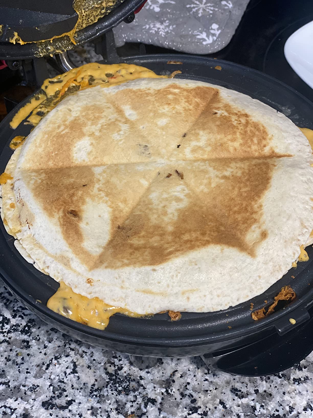 Taco Tuesday Deluxe 8-Inch 6-Wedge Electric Quesadilla Maker with Extra Stuffing Latch, Red customer photo 1