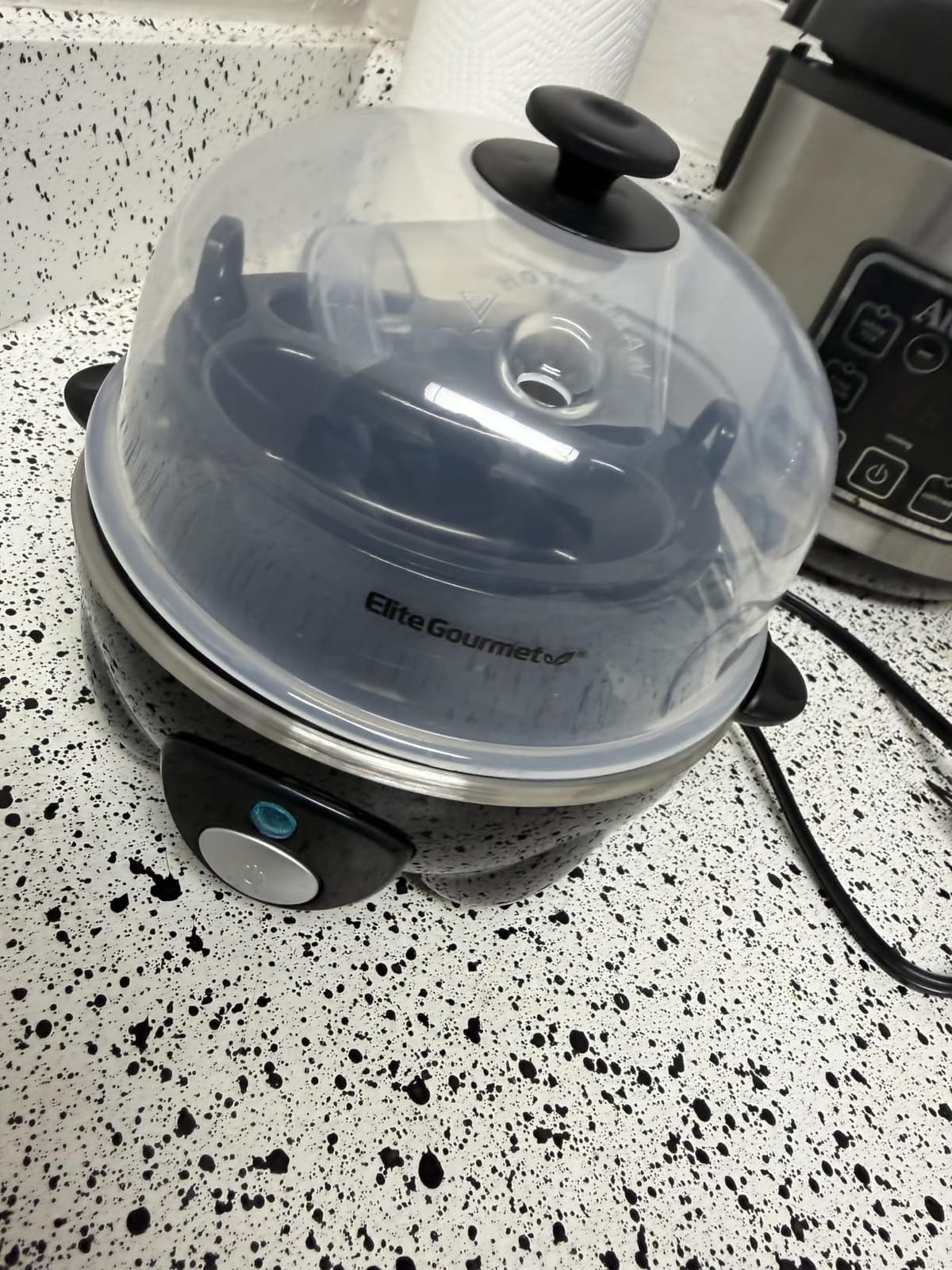 Elite Gourmet 7-Egg Rapid Egg Cooker, Poacher/Omelet Maker, Auto Shut-Off customer photo 1