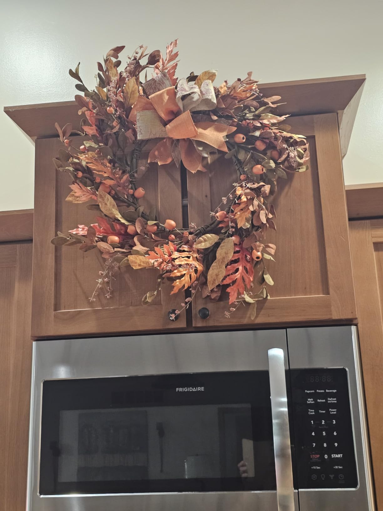 WreathDream 20'' Fall Wreath Autumn Wreath for Front Door with Small Pumpkins and Oak Leaves for Thanksgiving Halloween Home Outdoor Farmhouse Porch Wall Window Decoration,Brown Gift Box Included customer photo 2