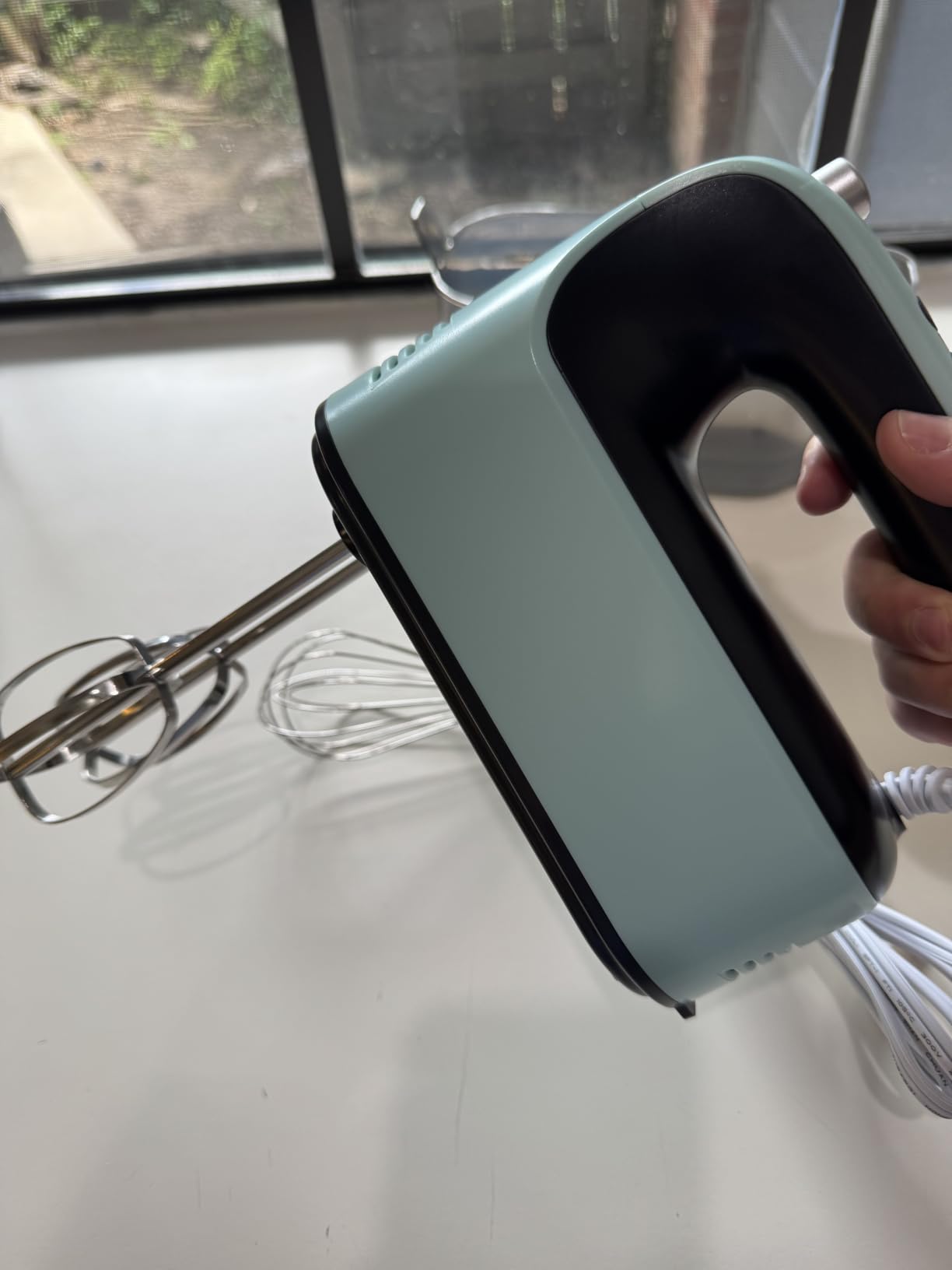 Yomelo 9-Speed Digital Hand Mixer Electric, 400W Powerful DC Motor, Hand Mixer Electric Handheld with Snap-On Storage Case, 5 Stainless Steel Accessories, Beaters, Dough Hooks, Whisk(Ice Blue/Black) customer photo 1