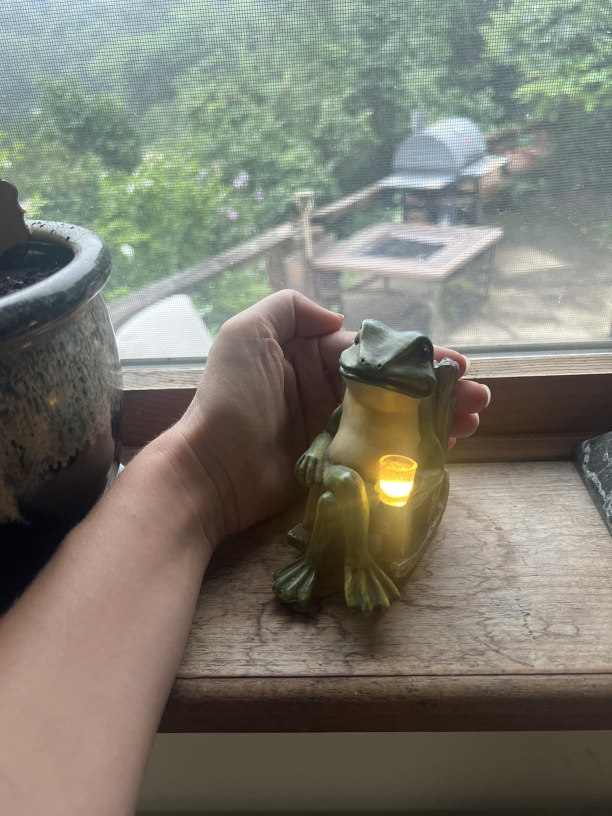 FOXMIS Miniature Frog Garden Statue Mom Dad Gifts Home Decorations Fairy Garden Accessories Outdoor Lights Solar Garden Frog Decor Art Housewarming Gift for Patio,Yard,Lawn Ornament,3.89