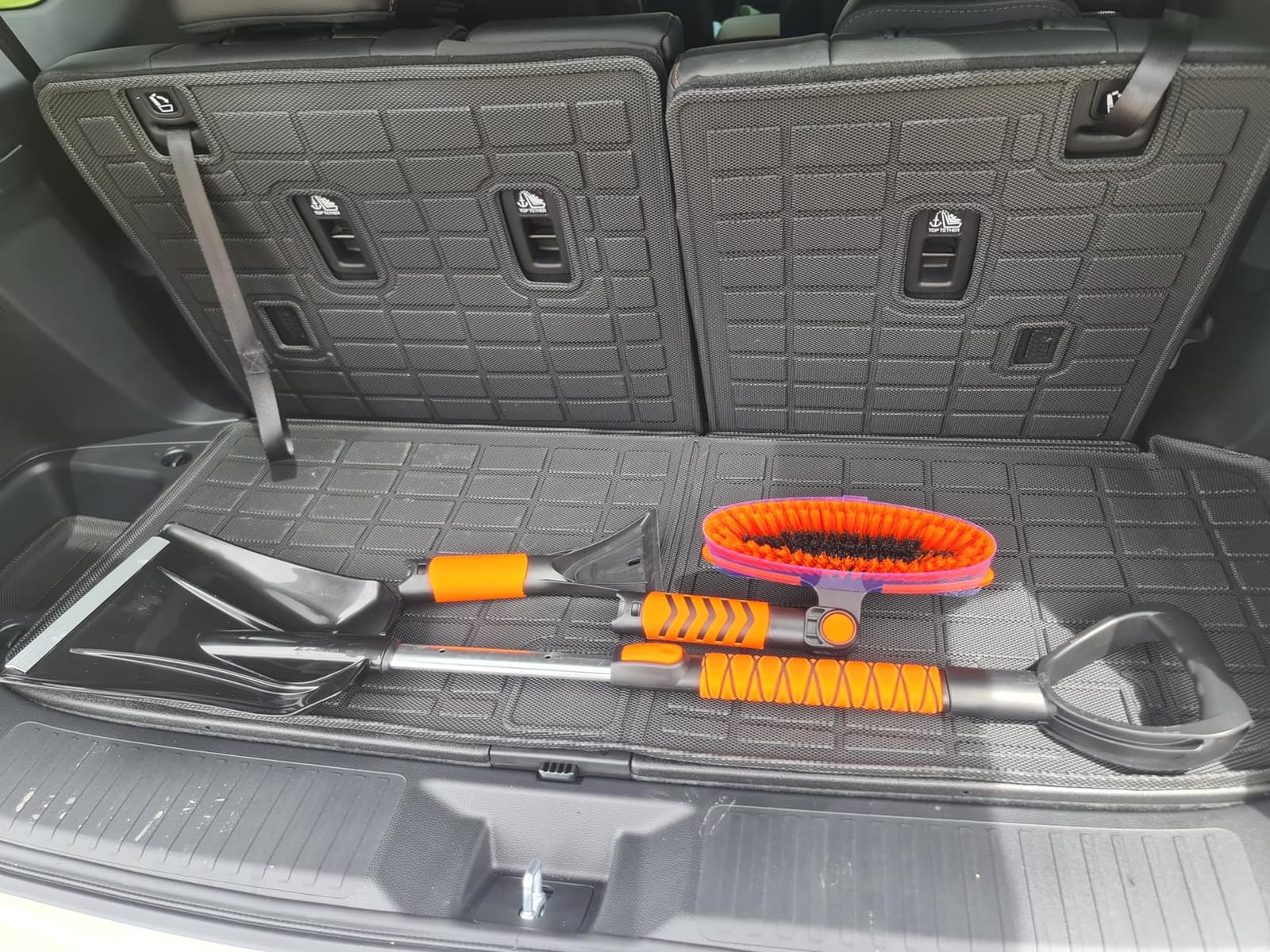 42'' Ice Scraper and Extendable Snow Brush Emergency Snow Shovel Snow Broom with Foam Grip 180° Pivoting Brush Head Snow Scraper for Cars, Trucks, SUVs, Vehicle customer photo 2