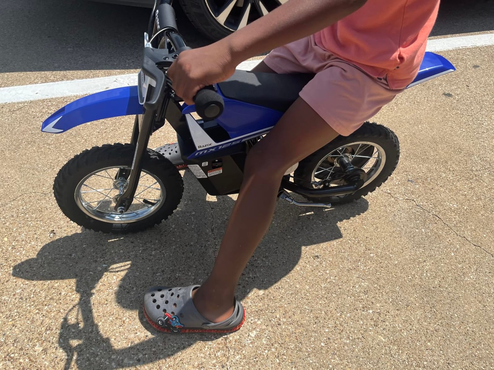 Razor MX125 Dirt Rocket Electric-Powered Bike with Authentic Motocross Geometry, Rear-Wheel Drive,100-watt, high-Torque, Chain-Driven Motor, for Kids 7+, Blue | Iconic Wheeled Ride-On For Kids Age 5+ | Hi/Lo Speed Safety Switch | 100W/12V Motor | Up To 8 MPH, 40 Mins; 78 Lbs customer photo 1