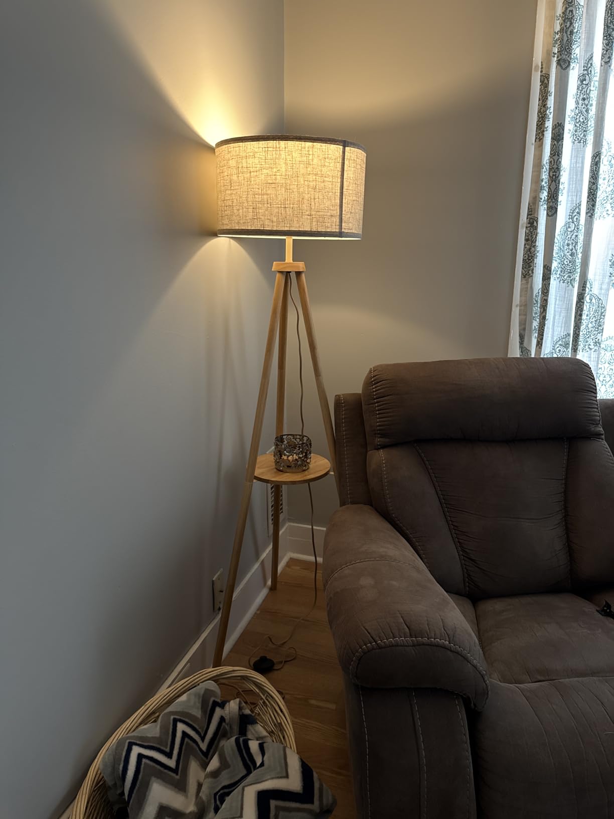 OUTON Wood Tripod Floor Lamp with Shelves, Mid Century Floor Lamp with Remote Control,4 Color Temperature, LED Modern Dimmable Standing Lamp with Beige Linen Shade for Living Room, Bedroom, Office customer photo 1