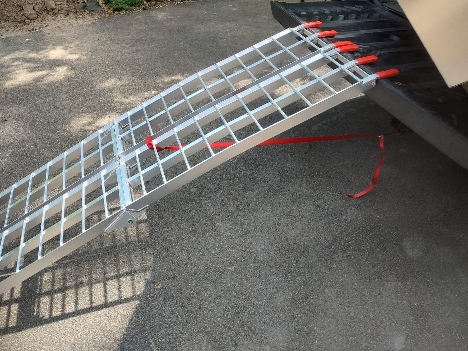 VEVOR 7.5ft Aluminum Ramps, 1500 lbs Folding Loading Ramps (2 pcs Set) for Pickup Trucks Bed, Trailers Ramp with Load Straps for Dirt Bike, UTV, ATV, Trucks, Lawn Mowers, Cargo Trailer, 89