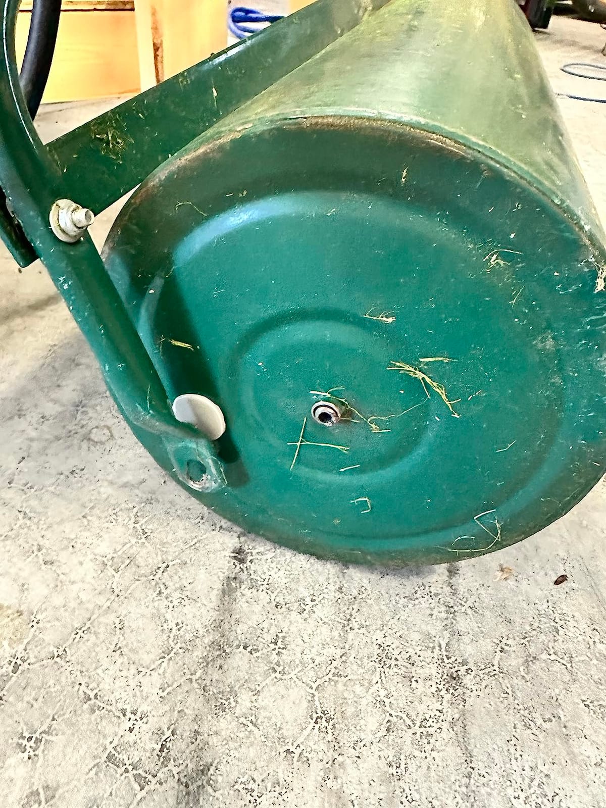 Goplus Lawn Roller, Push/Tow-Behind Lawn Roller, 17 Gallon/63L Water/Sand-Filled Sod Roller, Detachable Gripping Handle, Sod Drum Roller Tow Behind a Tractor for Yard Park Farm Black 12 by 36-Inch customer photo 2