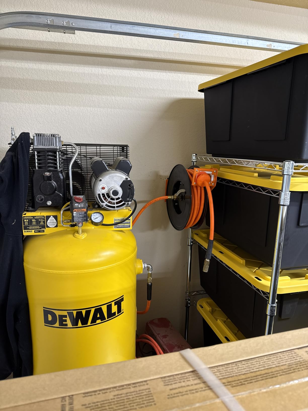 VEVOR Retractable Air Hose Reel 3/8 IN x 50 FT Hybrid Air Hose Max 300PSI customer photo 2