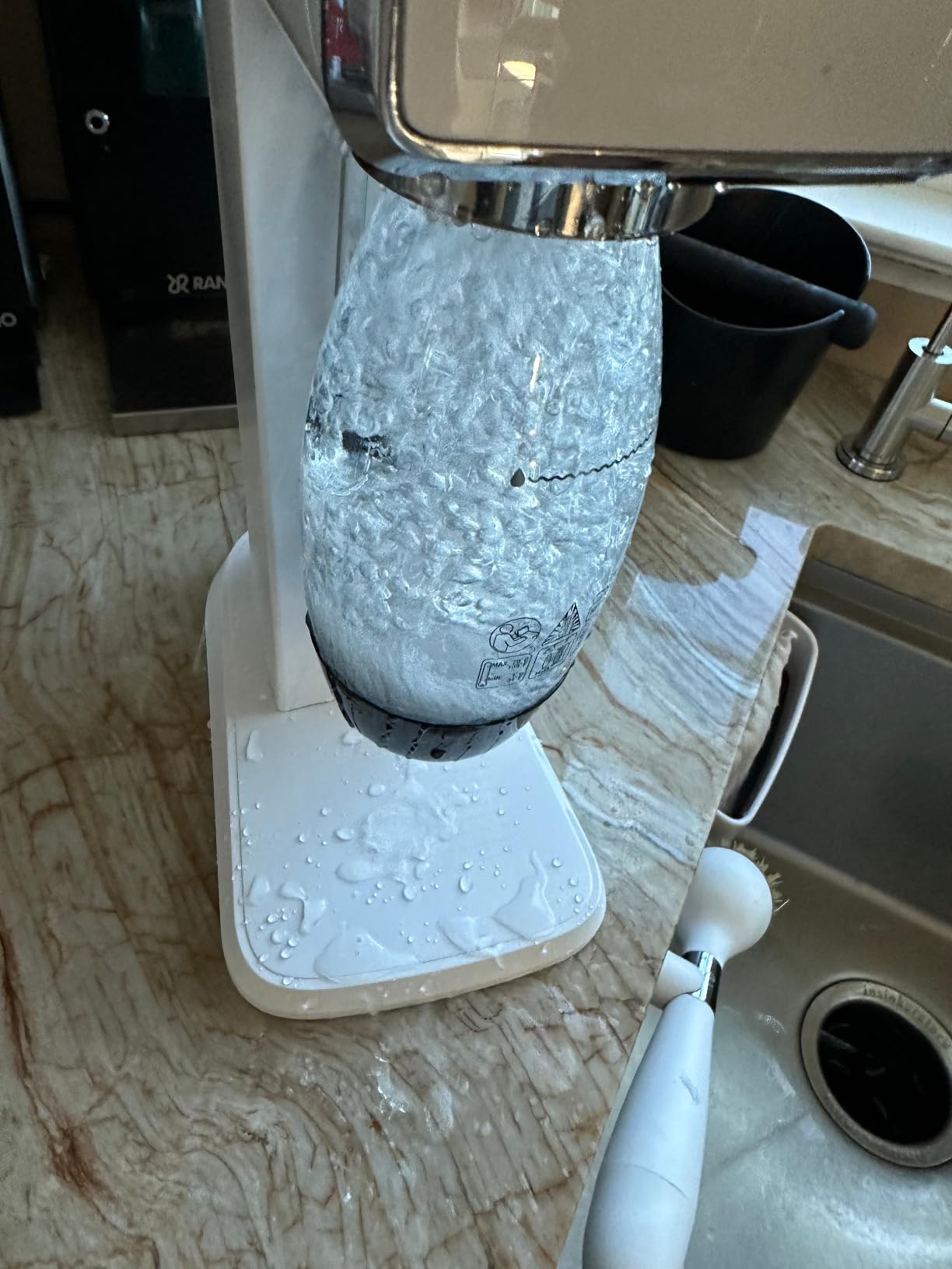 SodaStream - ART Sparkling Water Maker | STARTER KIT | CQC CO2 system | Includes 1x CO2 Cylinder, 1x32 & 1x16 Fl Oz Dishwasher Safe Bottles | Combine with Pepsi Flavors | Black customer photo 1