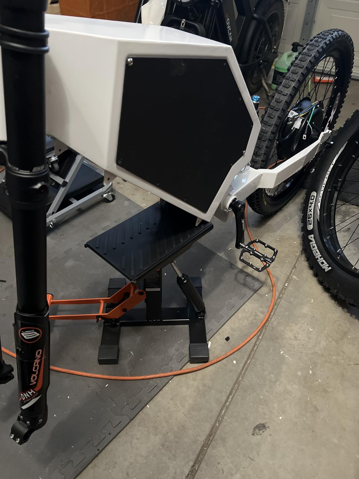 VEVOR Dirt Bike Lift Stand 440 lbs Capacity Motorcycle Jack Lift Stand customer photo 2