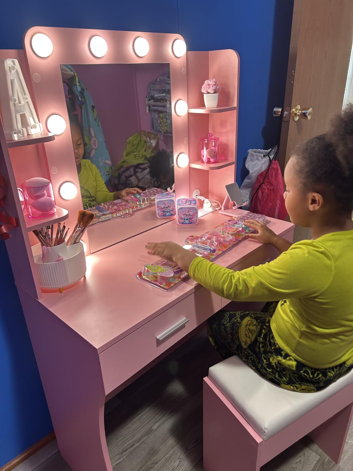 Vabches White Makeup Vanity Desk with Lighted Mirror & Charging Station | 2 Large Drawers，Vanity Mirror 3 Lighting Color Adjustable,Cushioned Stool,Storage Drawers and Shelves customer photo 1