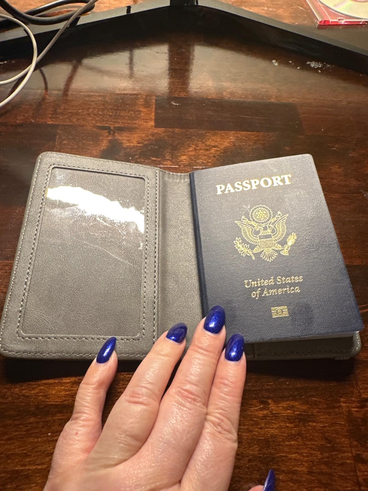 Stouchi AirTag Passport Holder – Slim RFID Travel Wallet customer photo 1