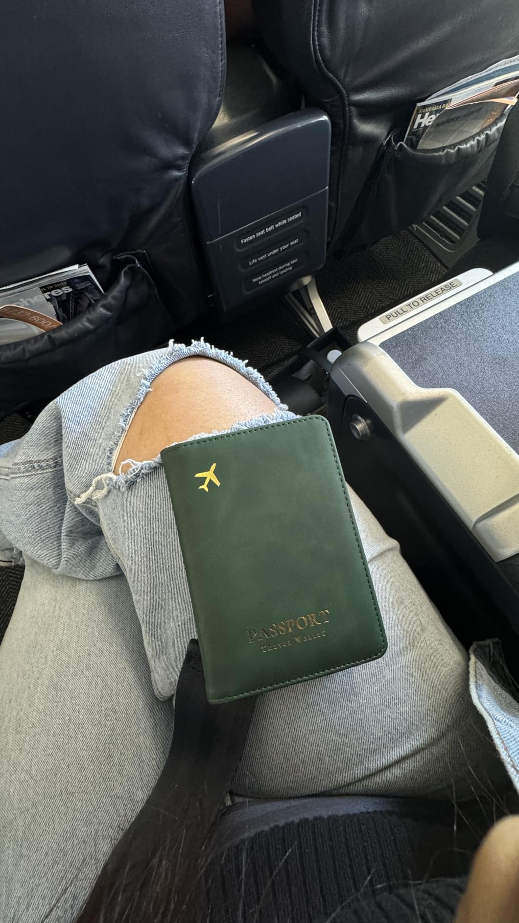 Stouchi AirTag Passport Holder – Slim RFID Travel Wallet customer photo 2