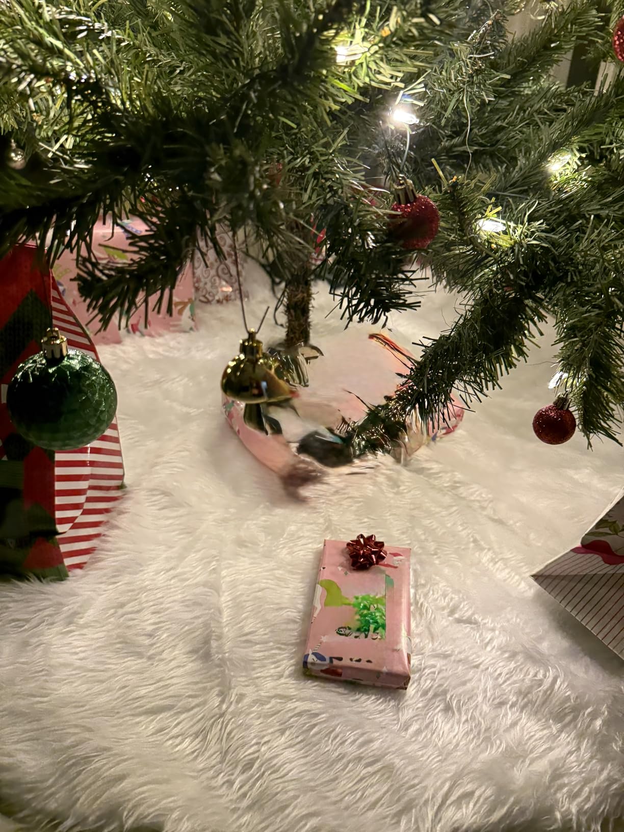 YEAHOME Christmas Tree Skirt, 48 Inch White Soft Faux Fur Tree Skirts Plush Christmas Decorations, White Ornaments Christmas Tree Skirts Xmas Decorations Indoor Holiday Party Decor customer photo 1
