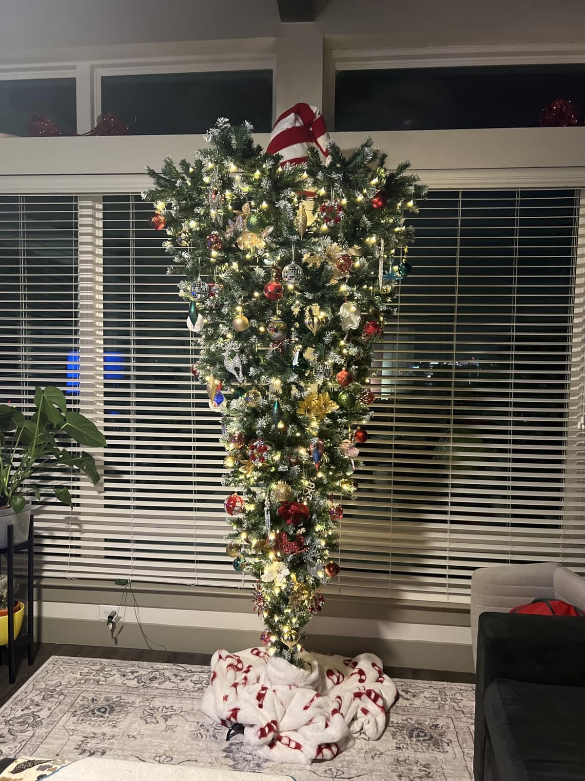 HAPPYGRILL 7.5FT Pre-Lit Upside Down Christmas Tree Snow Christmas Tree with 1100 Branch Tips, 400 LED Lights, 8 Lighting Modes, Artificial Xmas Tree for Holiday Decor customer photo 2