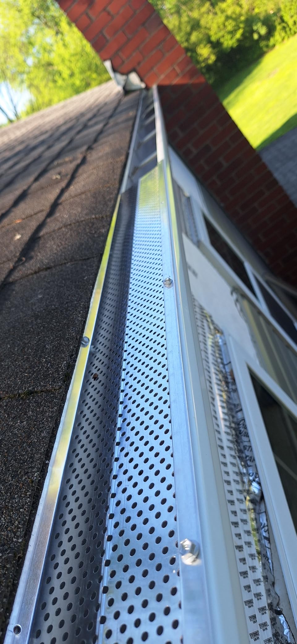 VEVOR Gutter Guard, 5 inch Width, Aluminum Leaf Filter DIY Gutter Cover, 26 PCS 104 ft Total Length, 0.157'' Hole Diameter & 0.02'' Thick Fits Any Roof or Gutter Type customer photo 1