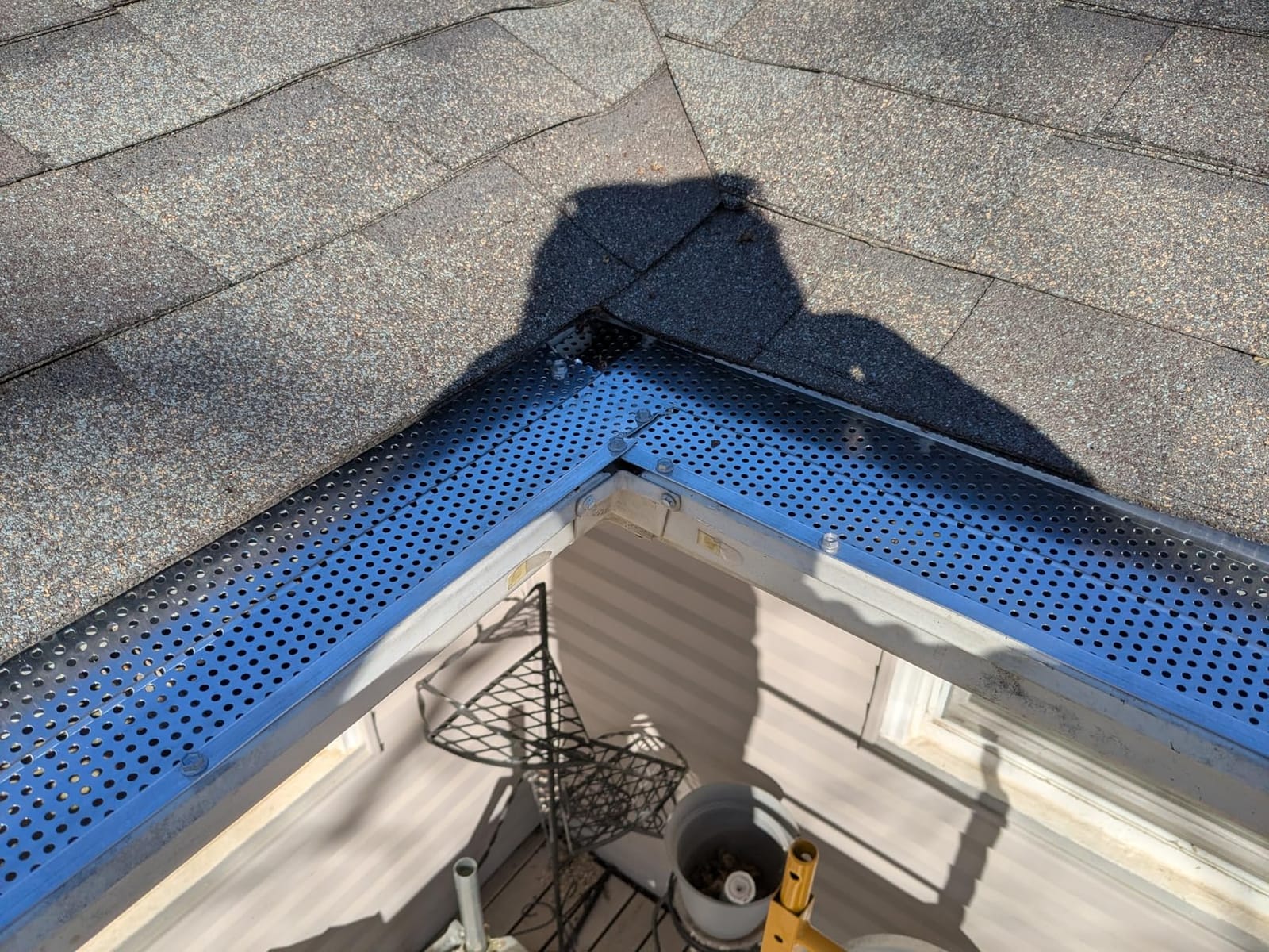 VEVOR Gutter Guard, 5 inch Width, Aluminum Leaf Filter DIY Gutter Cover, 26 PCS 104 ft Total Length, 0.157'' Hole Diameter & 0.02'' Thick Fits Any Roof or Gutter Type customer photo 2