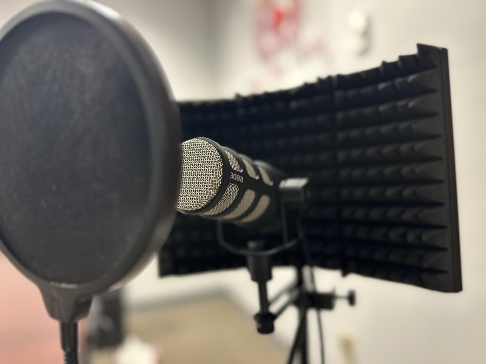 TONOR Isolation Shield Pack for Mic, Acoustic Foam Shield with Pop Filter & Tripod Stand, Foldable Design, Compatible with Blue Yeti, AT2020, Recording, Podcasts, Singing, Max 70 inch, Stand Included customer photo 2