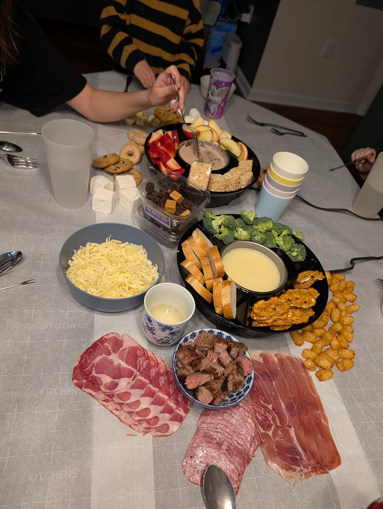 Nostalgia Electric Fondue Party Set – 10 oz Melting Pot, 4 Roasting Forks, & Detachable Serving Tray – Melted Cheese, Chocolate, or Dessert – Perfect for Gifts, Parties, Date Night – Black customer photo 1