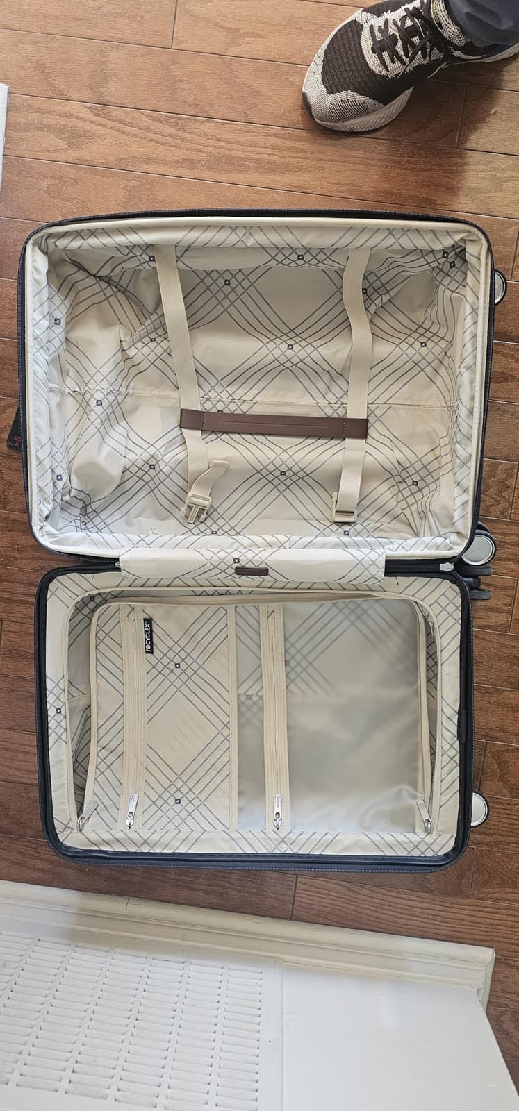 Virtuosa Hardside 21 Inch Carry On Luggage - Airline Approved with 360° Spinner Wheels, RightHeight™ Adjustable Handle - Zippered WetPak™ - TSA Lock - Expandable Light Polycarbonate Shell - Navy customer photo 1