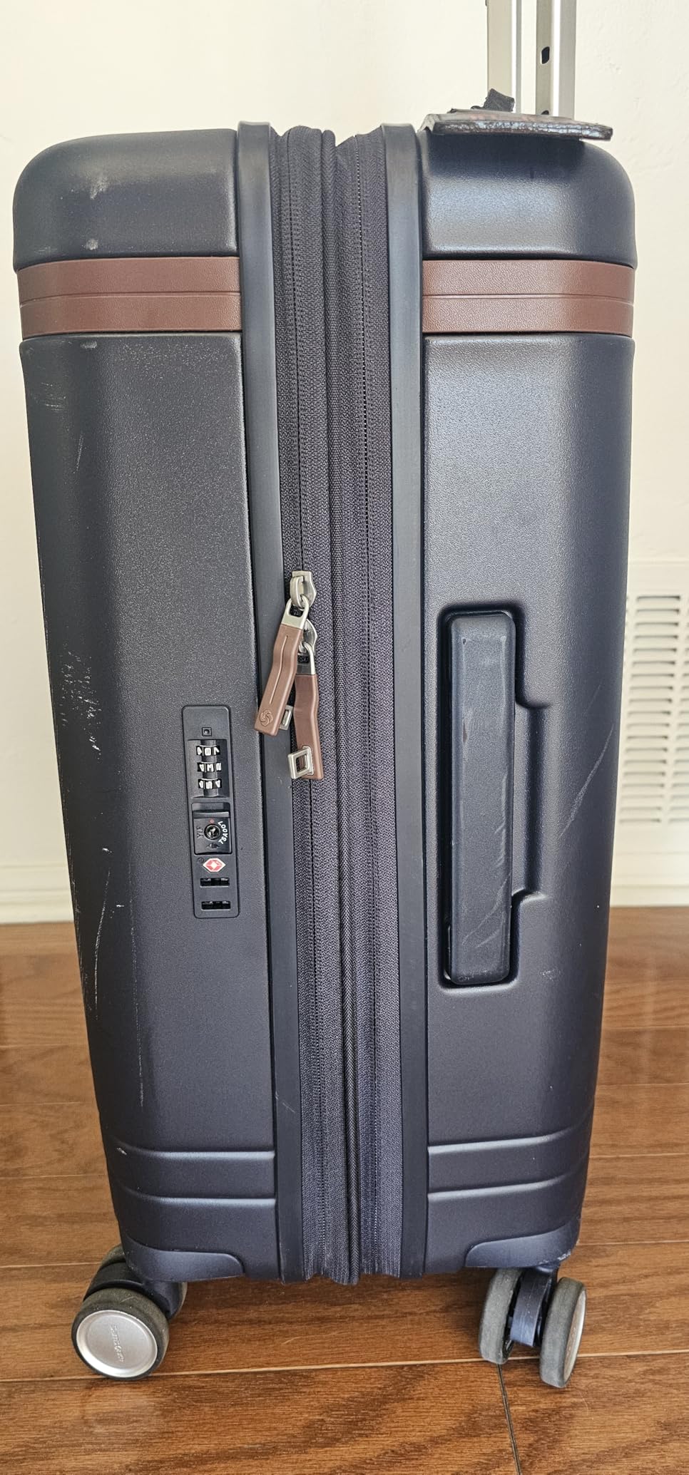 Virtuosa Hardside 21 Inch Carry On Luggage - Airline Approved with 360° Spinner Wheels, RightHeight™ Adjustable Handle - Zippered WetPak™ - TSA Lock - Expandable Light Polycarbonate Shell - Navy customer photo 2