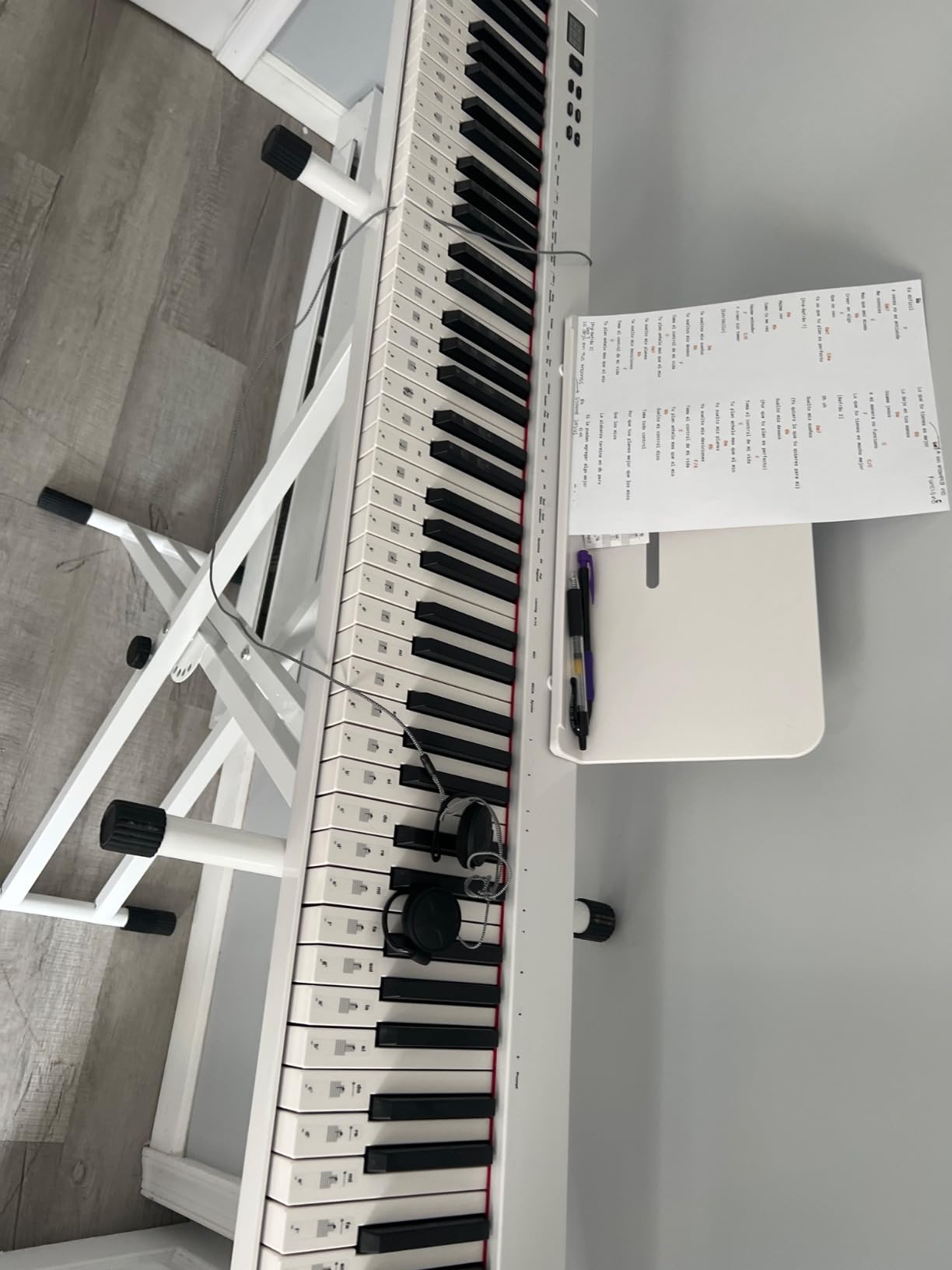 NikoMaku Semi-weighted 88 Keys Piano Keyboard Compact Portable Digital Piano Set for Beginners with Stand, Carrying Case, Sustain Pedal, Headphones, SWAN-S White customer photo 2