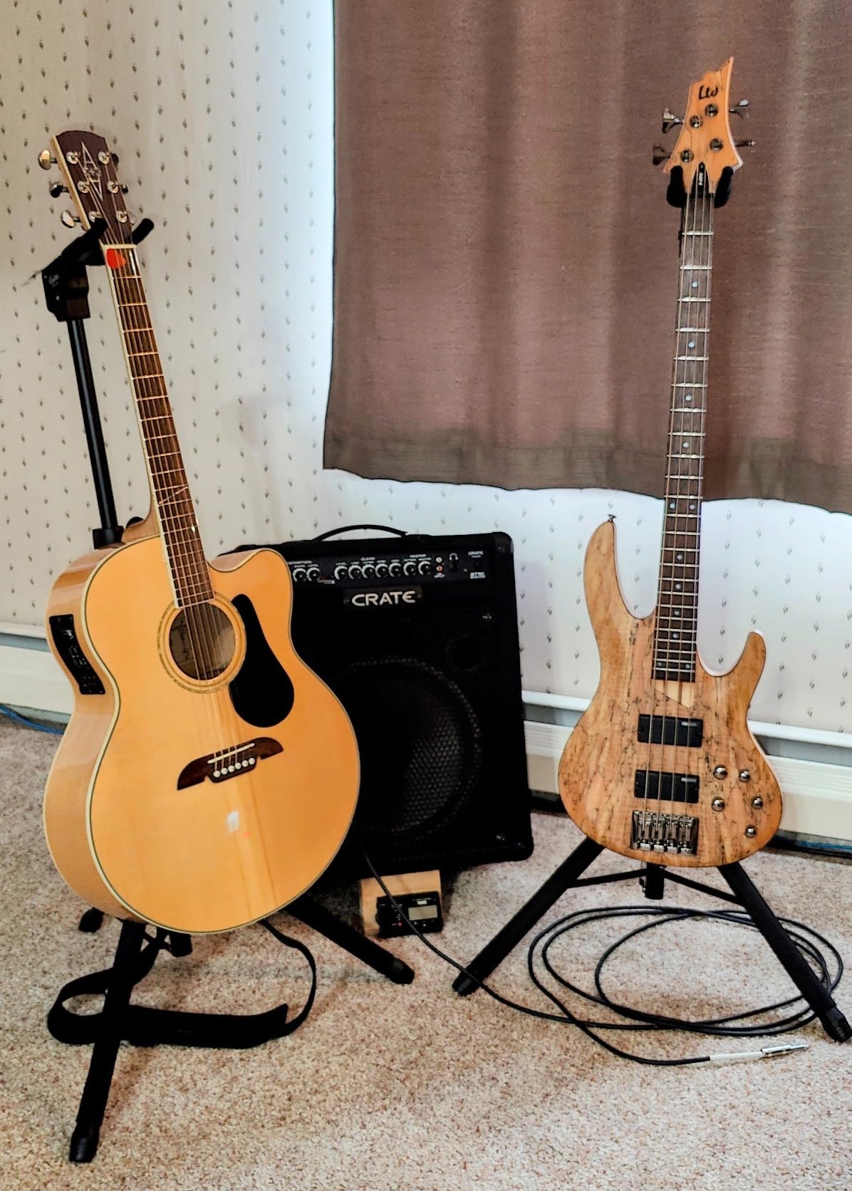 GUITTO Triple Guitar Stand - Heavy Duty 3 Guitar Stand for Acoustic/Electric/Bass/Banjos, Auto-Lock Folding Design, Non-Slip Base & Anti-Rust - Portable for Stage/Travel/Studio GGS-06T customer photo 1