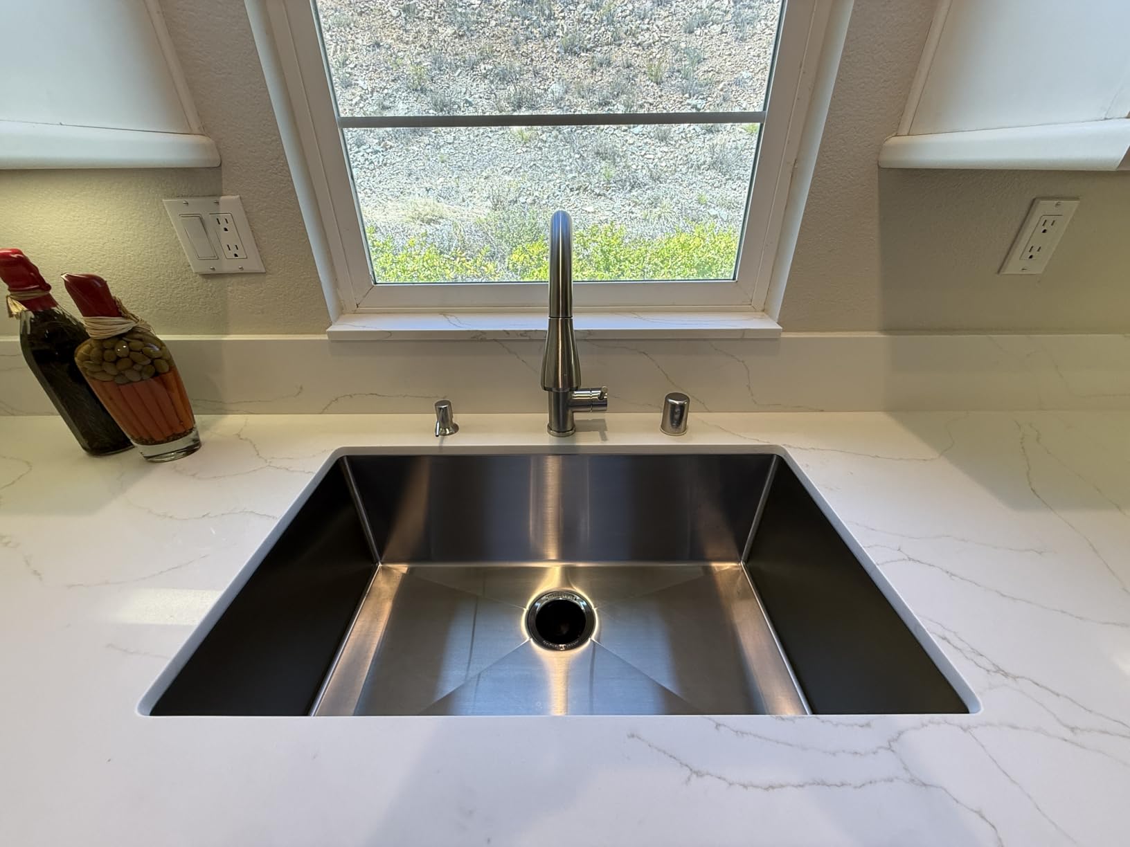 Hiqufet Touchless Kitchen Faucet, Pull Down Sprayer, Brushed Nickel customer photo 2