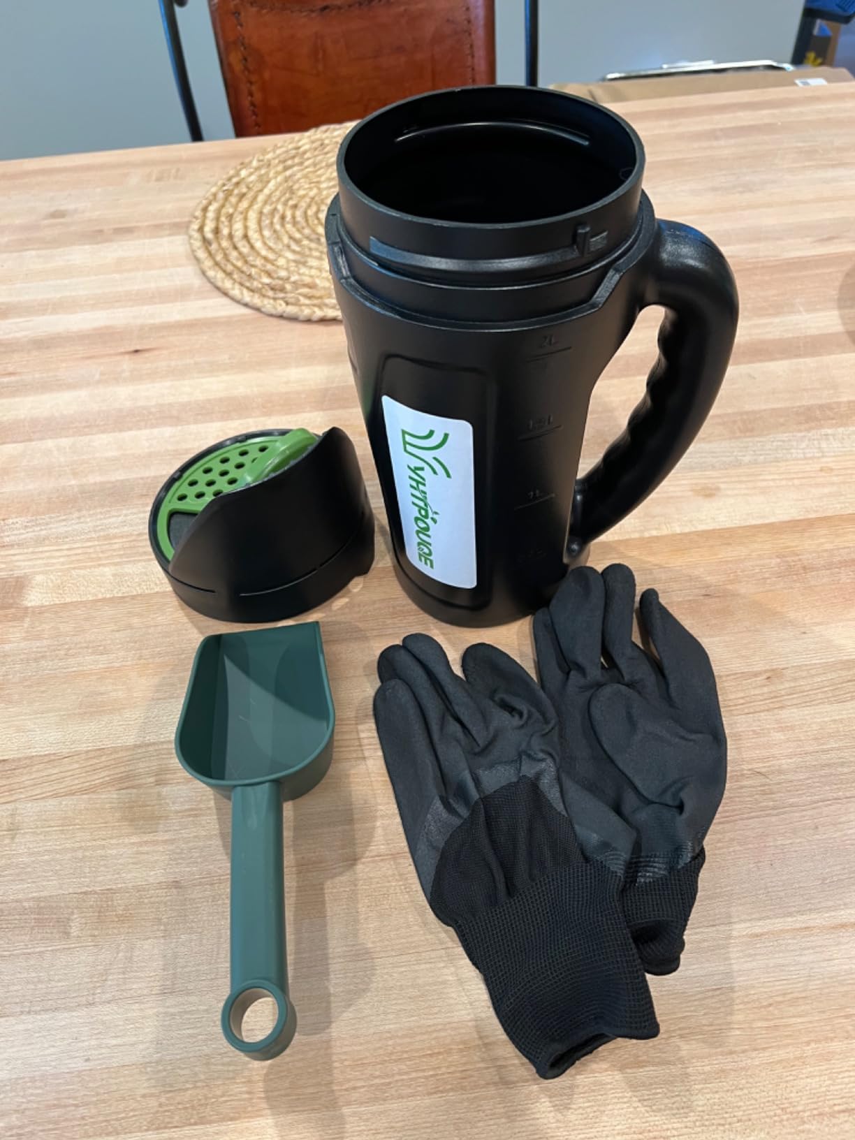 Yhtpouqe Hand held Spreader, Seed Spreader for Ice Melt, Grass Seed, Fertilizer Lawn and Garden. Multiple Adjustable Opening Sizes for Salt,Ice Melt, Up to 80 Oz customer photo 2